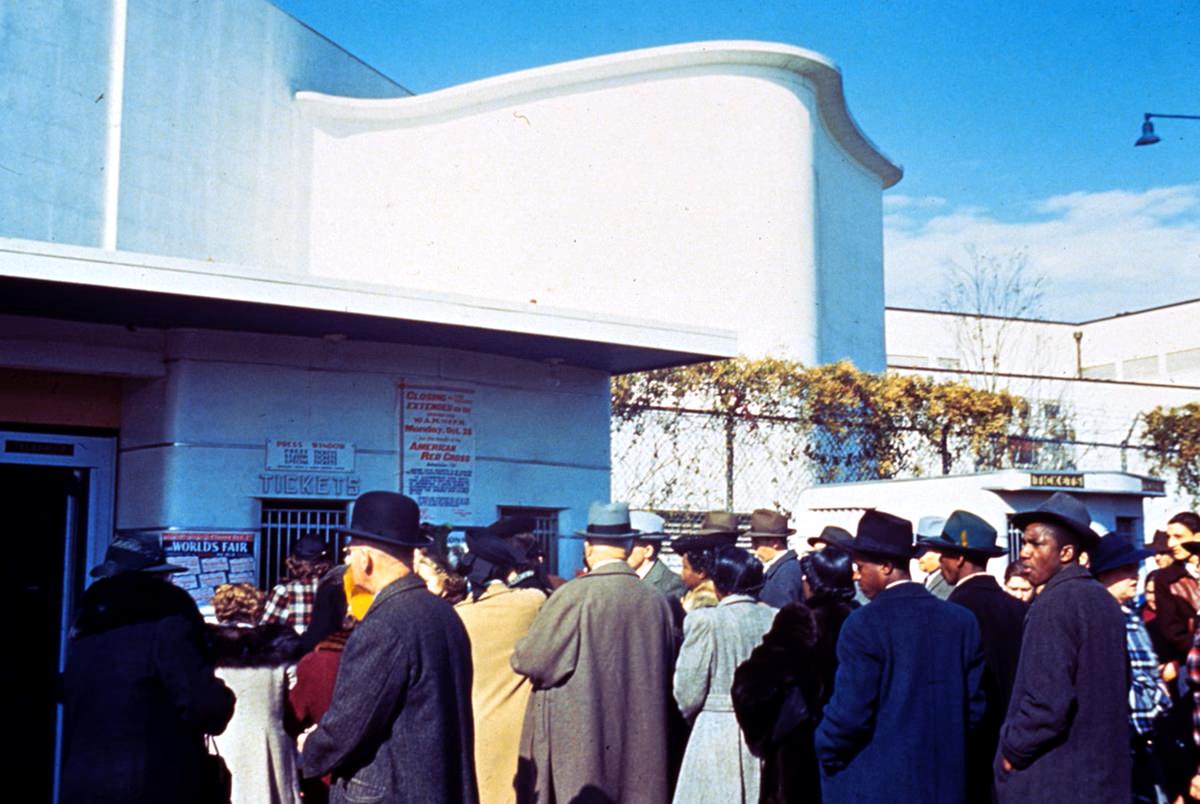 Lines to enter the fair at Flushing Gate, on October 27, 1940.