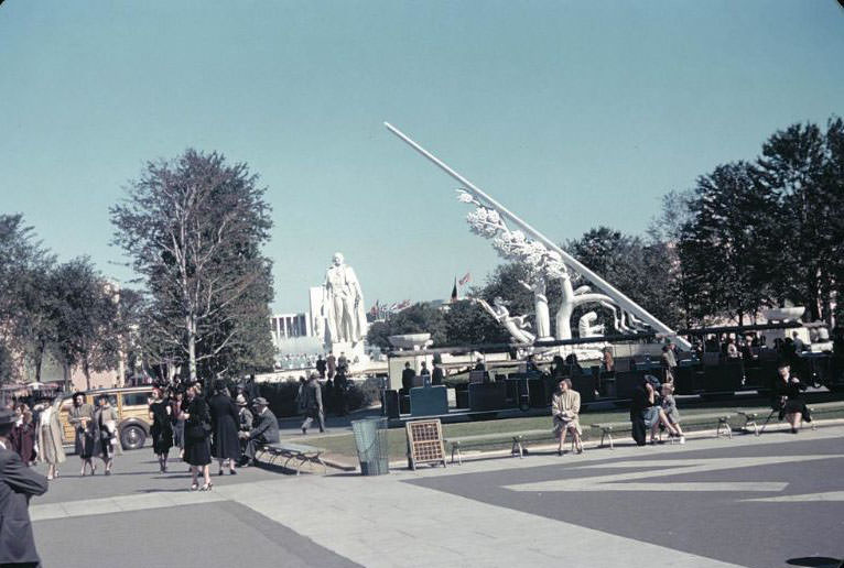 George Washington statue behind "Time and Fates of Man," sundial, with the United States Federal Building in the background, 1939 New York World's Fair