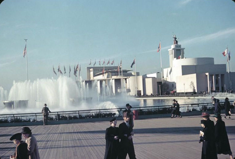 The Lagoon of Nations with the Italian Pavilion in the rear, 1939 New York World's Fair