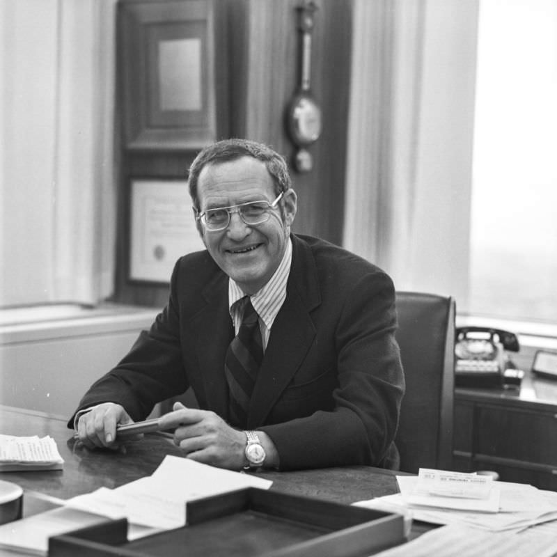 Stunning Portraits of American Office Workers from the early 1970s