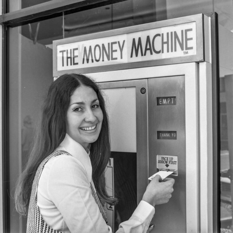 Stunning Portraits of American Office Workers from the early 1970s