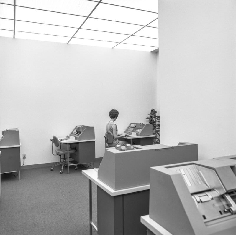 Stunning Portraits of American Office Workers from the early 1970s