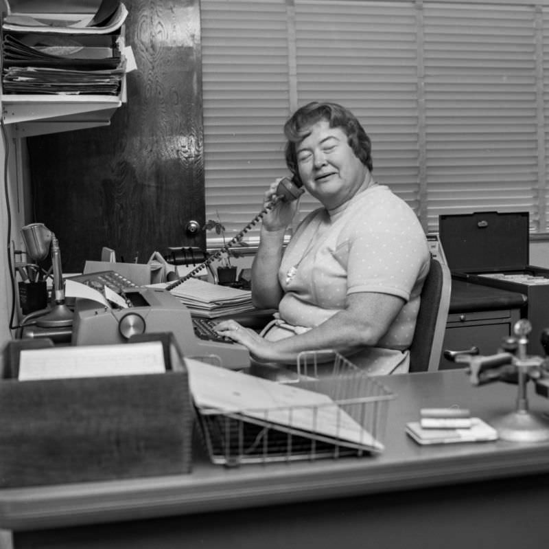 Stunning Portraits of American Office Workers from the early 1970s