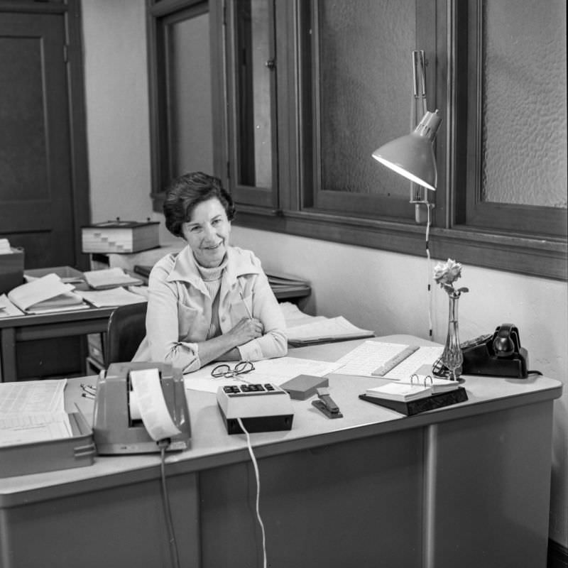 Stunning Portraits of American Office Workers from the early 1970s