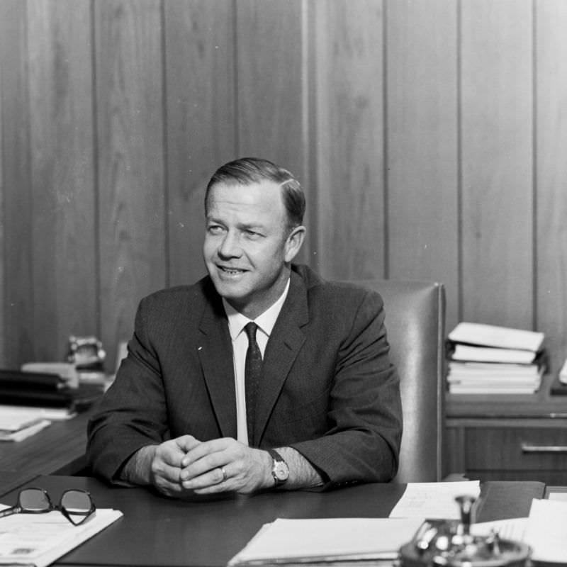 Stunning Portraits of American Office Workers from the early 1970s