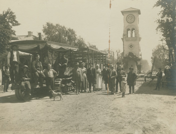 Austin Foster Stoner with employees and friends, 1905