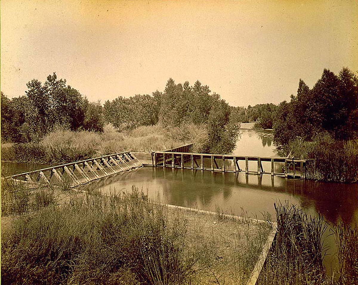 Kern Island canal head gate, 2,5 miles of Bakersfield, 1909