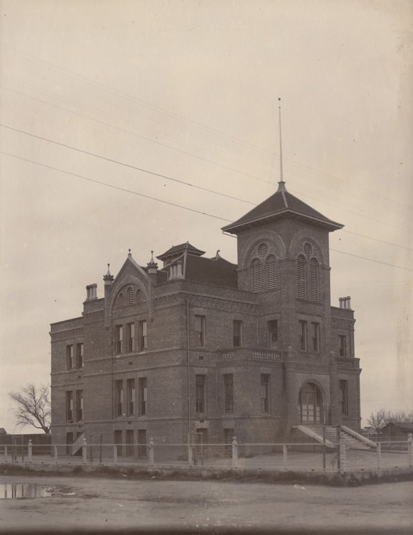 Lowell Elementary School. It was located on corner of 10th and H. Probably constructed sometime between 1902 and 1907.