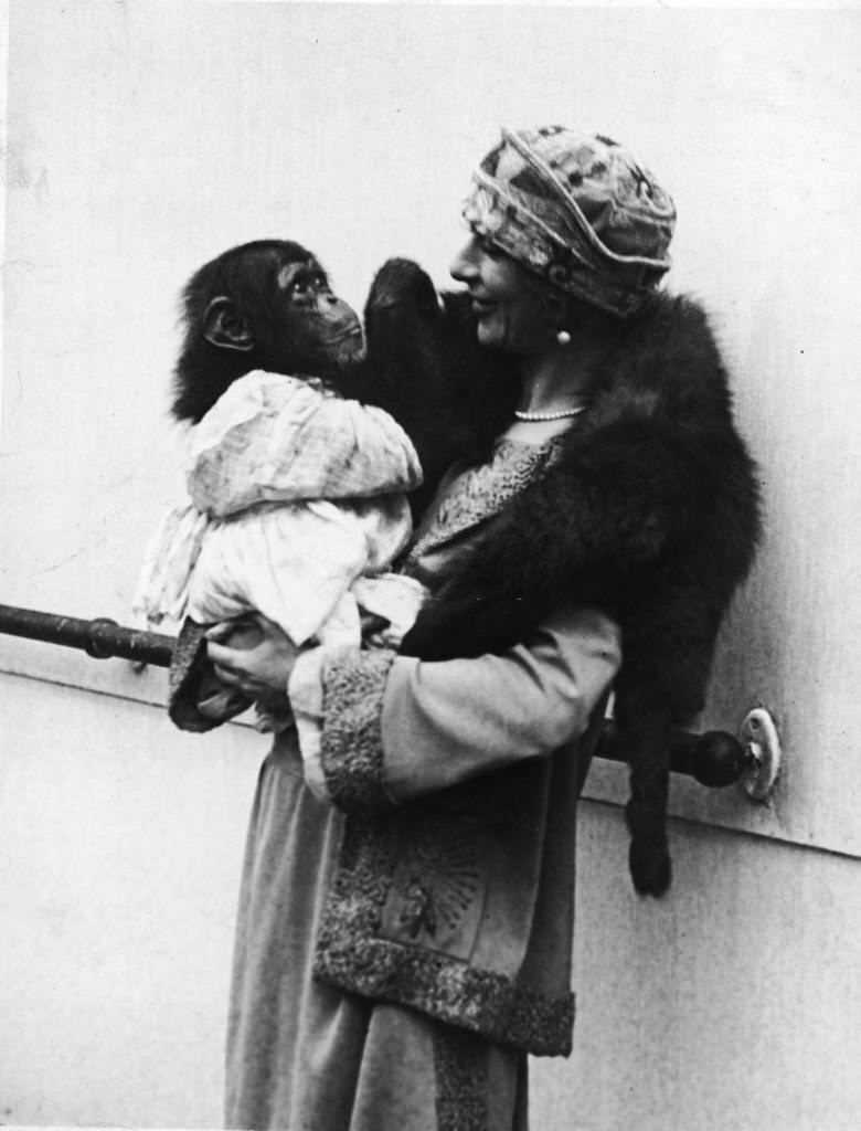 Fanny Brice with a chimpanzee, 1930s