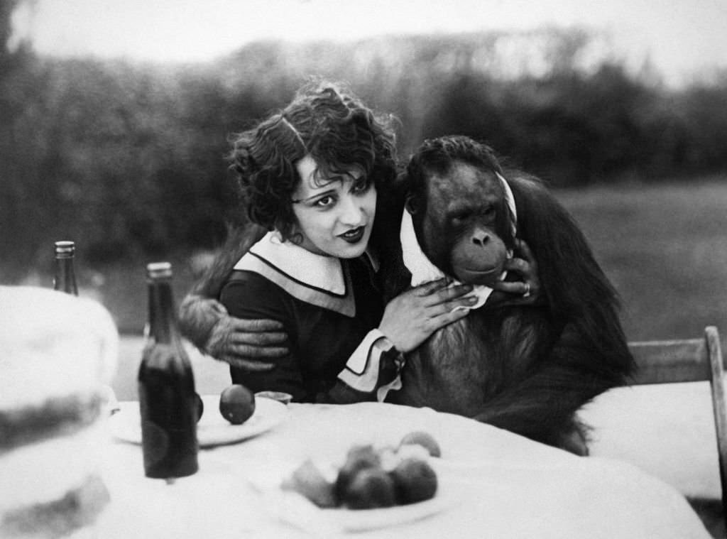 Estelle Taylor and her tamed chimpanzee