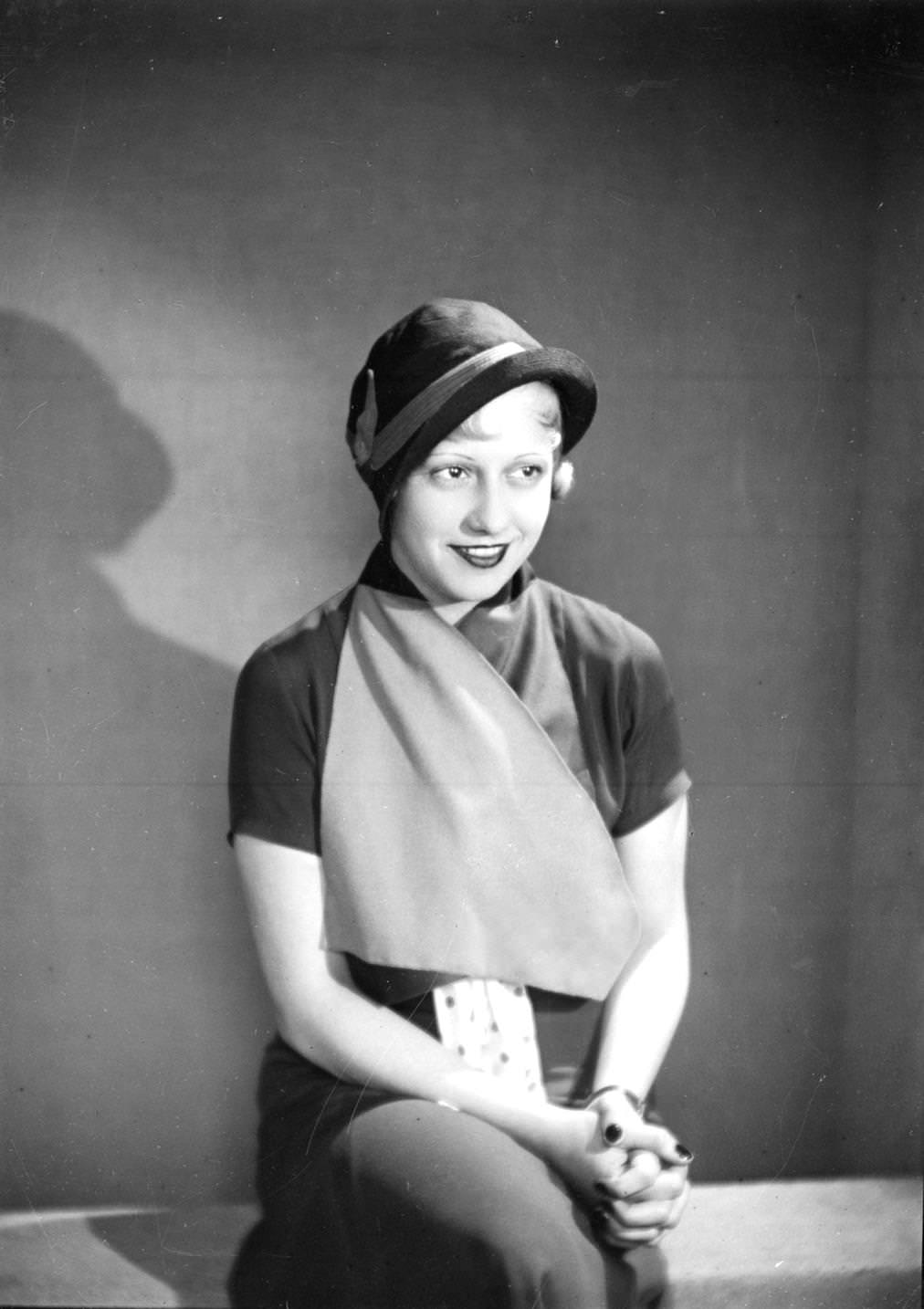 French opera sing, Jacqueline Francell in cloche hat, 1920