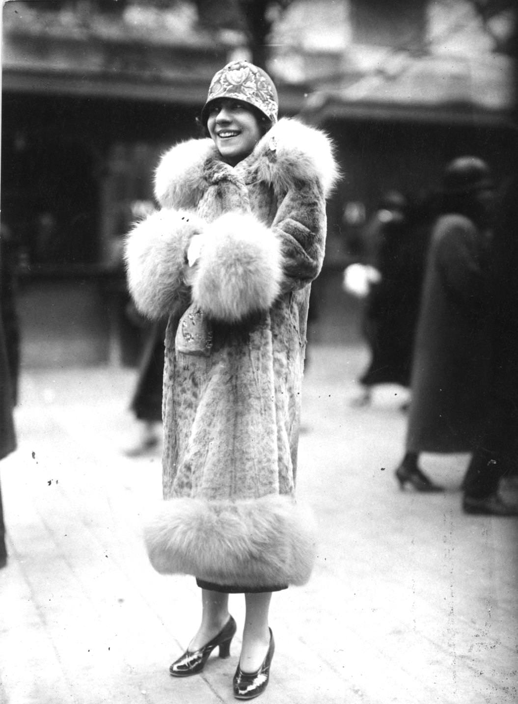 February 1924: Fur coat with fur trim and embroidered cloche hat, 1924