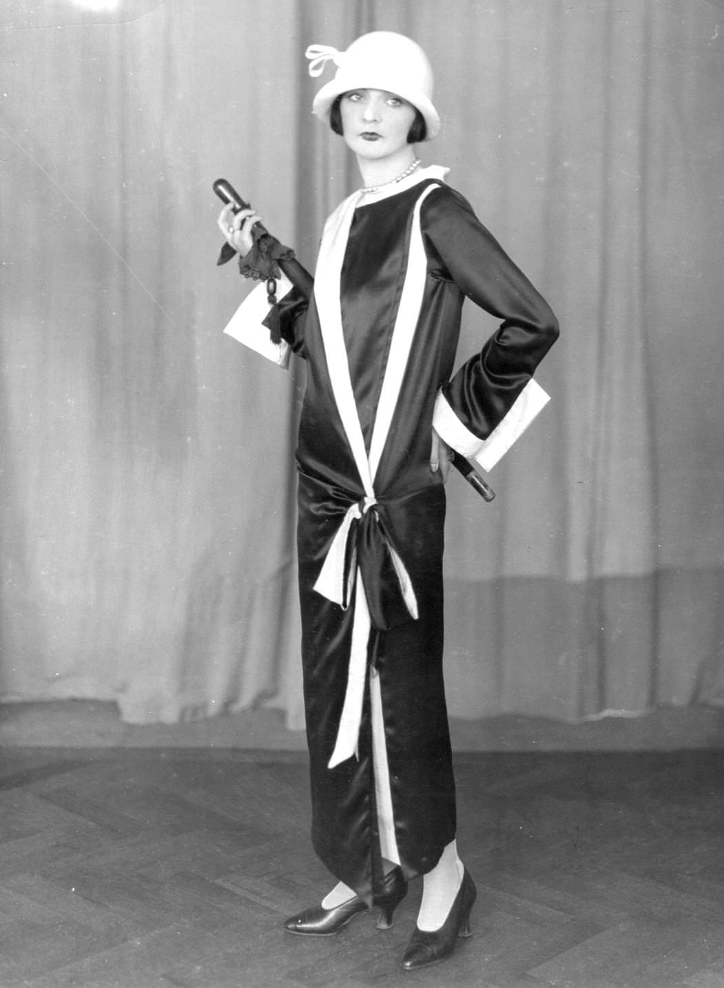 A model dressed in Norman Hartnell evening coat and cloche hat, 1924