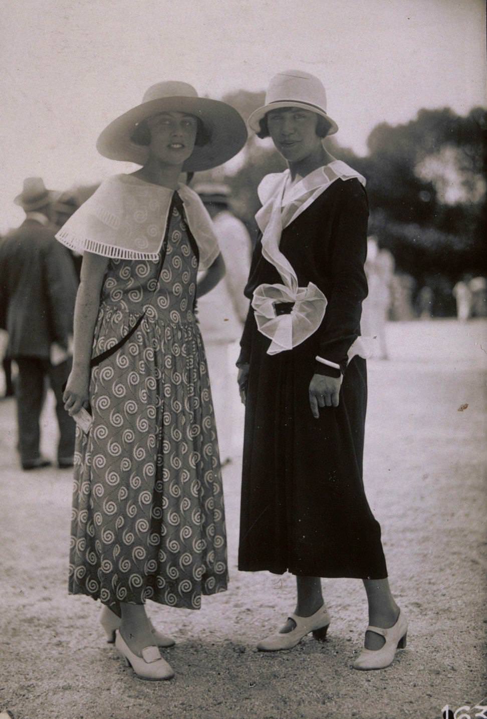Fashion models in summer dresses, Fashion models in summer dresses, 1922