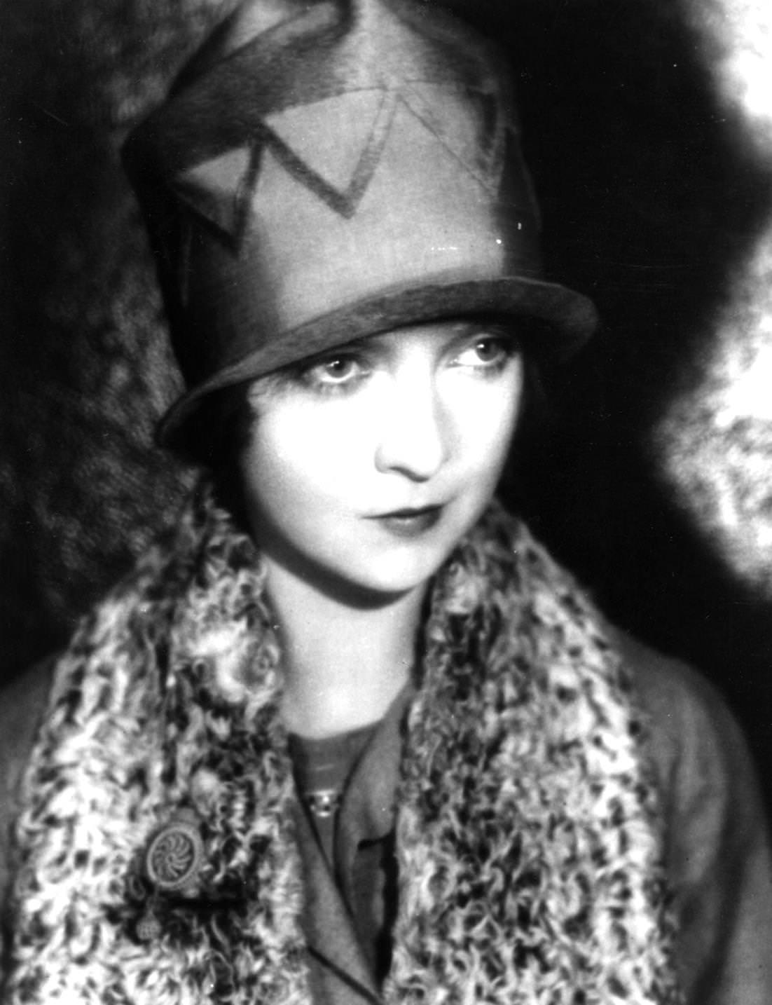 Lillian Gish in cloche hat, 1923