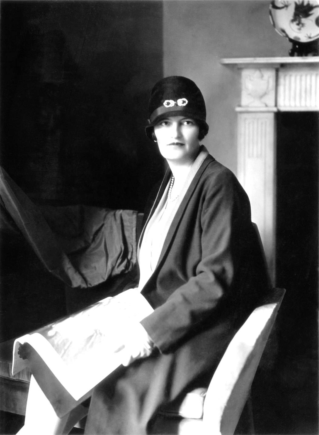 Irene Curzon, 2nd Baroness Ravensdale, 1925