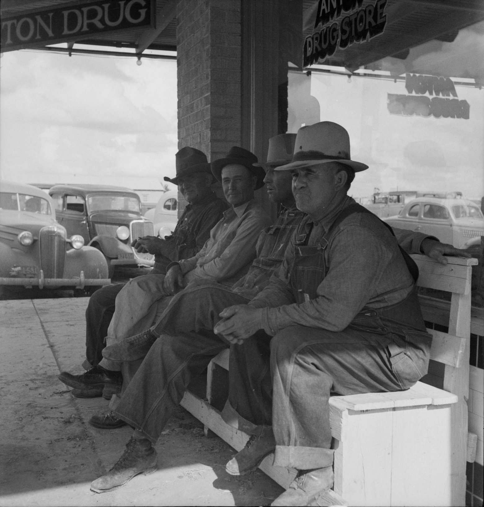 Dust bowl farmers of west Texas in town, 1932