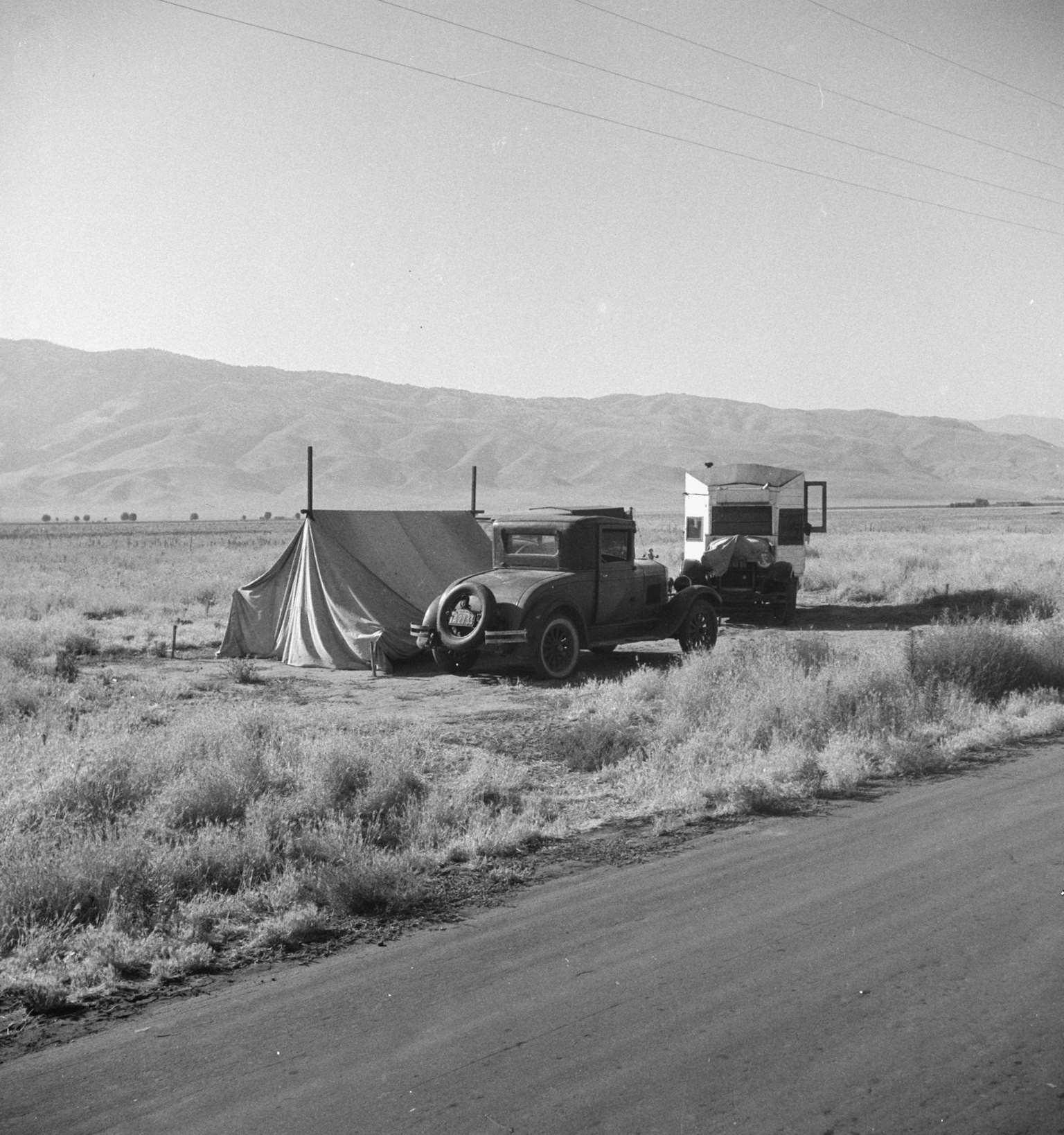 Transient potato workers camping along the highway. Near Shafter, 1930s