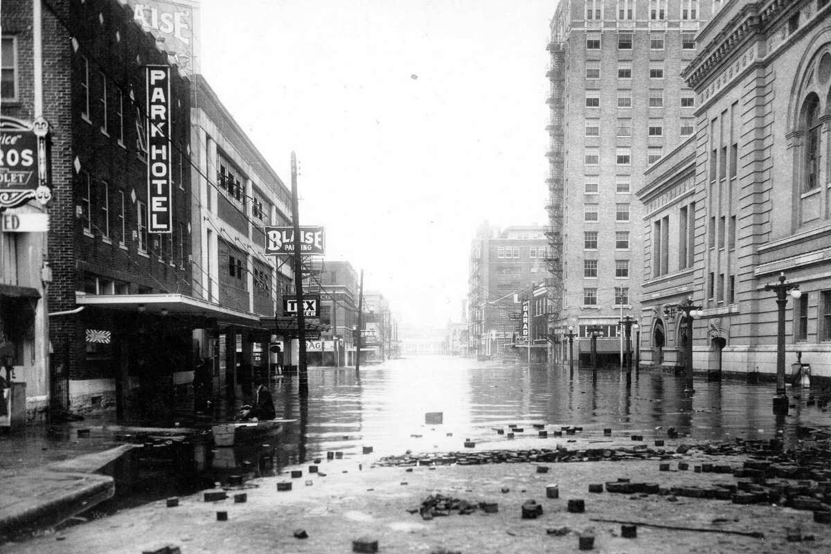 Looking north on Louisiana toward Texas Avenue, December 1935.