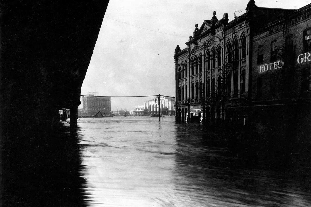 View down Congress toward the Southern Pacific Station, later site of downtown post office, December 1935.