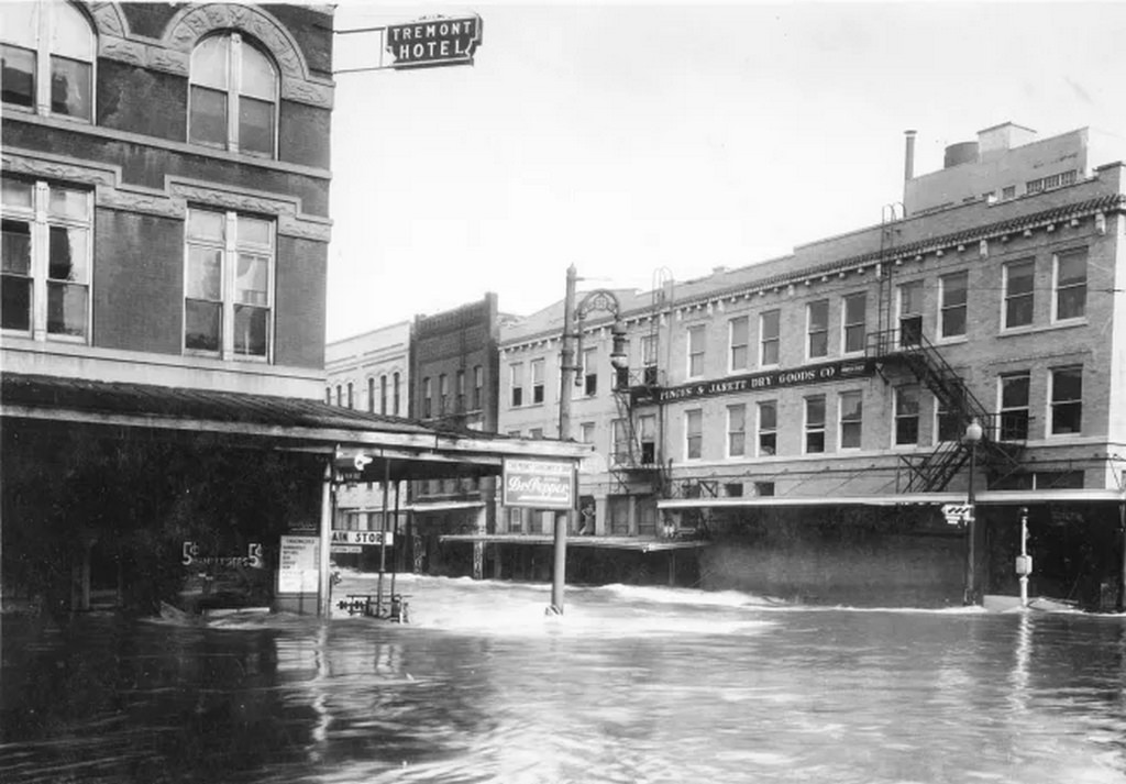 The intersection of Milam and Congress became a white-water rapid in the aftermath of the 1935 flood.