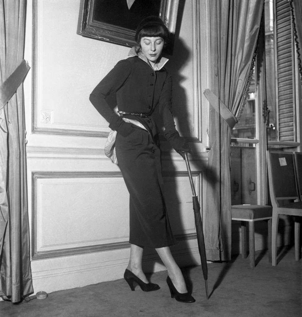 Presentation of a skirt created by Jacques Fath for Rita Hayworth, May 9, 1949, in Paris.