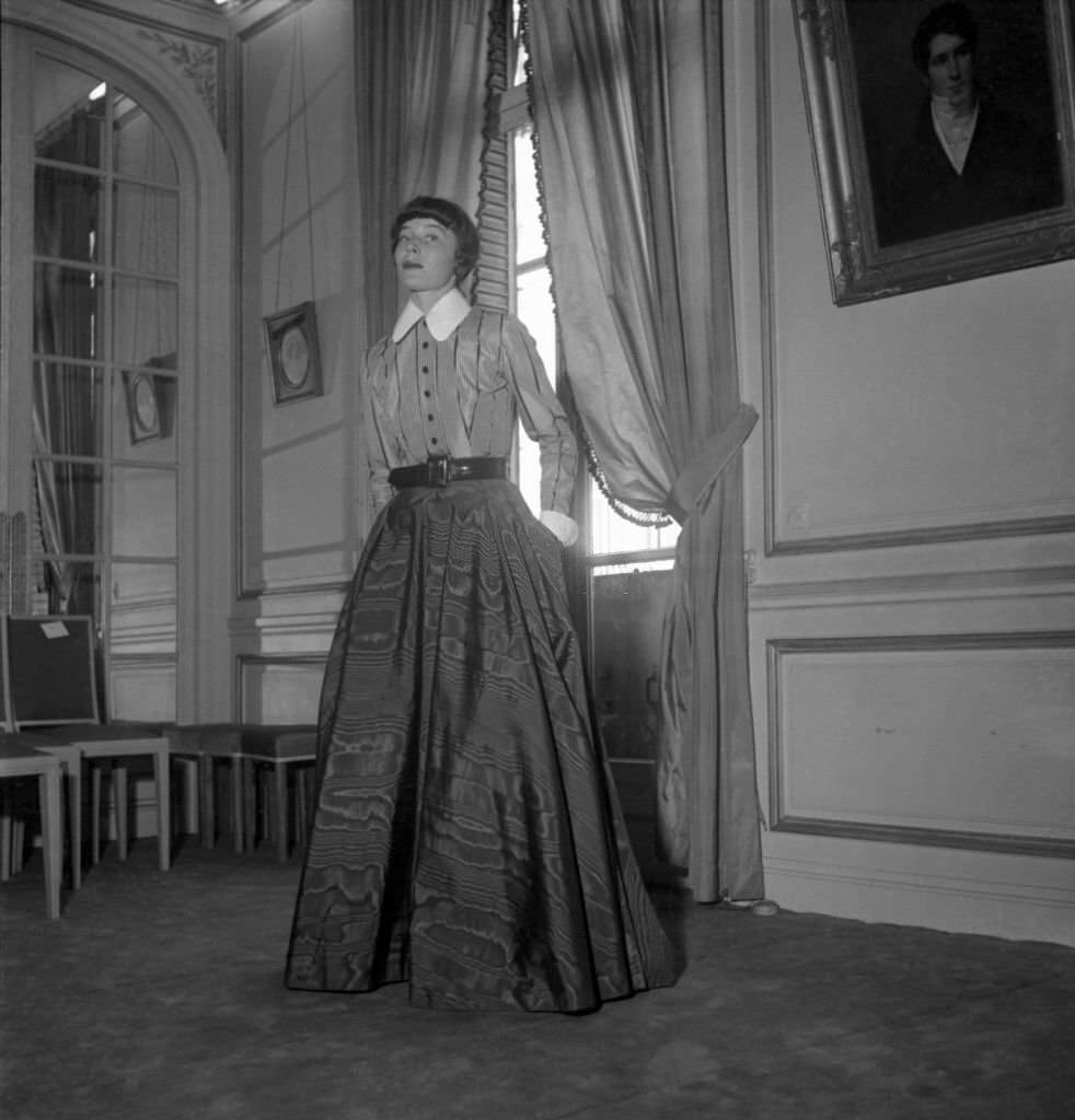 Presentation of a dress created by Jacques Fath for Rita Hayworth, May 9, 1949, in Paris.