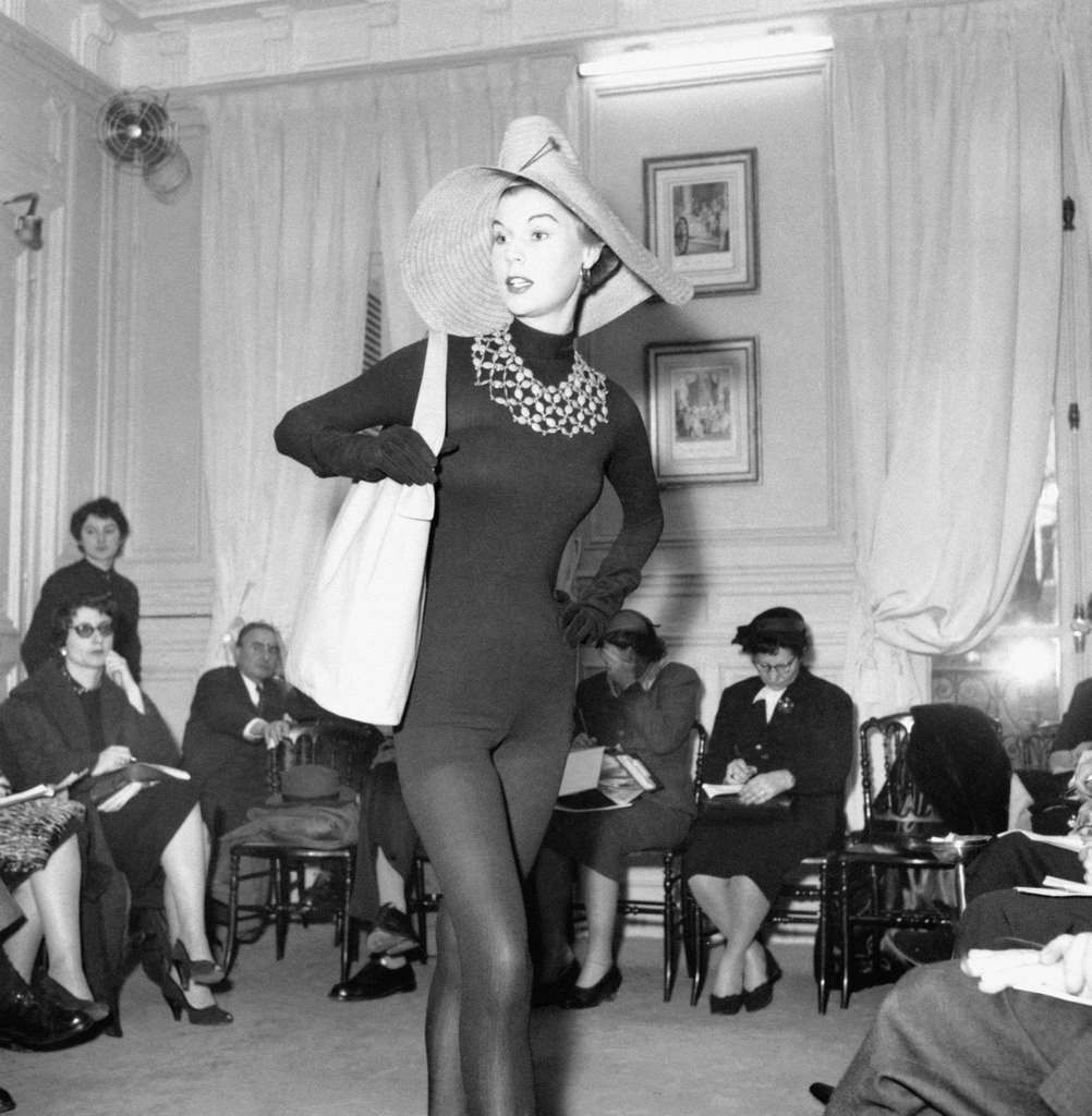 The Jacques Fath house presented its collection of accessories, bags and hats. Paris 1955.