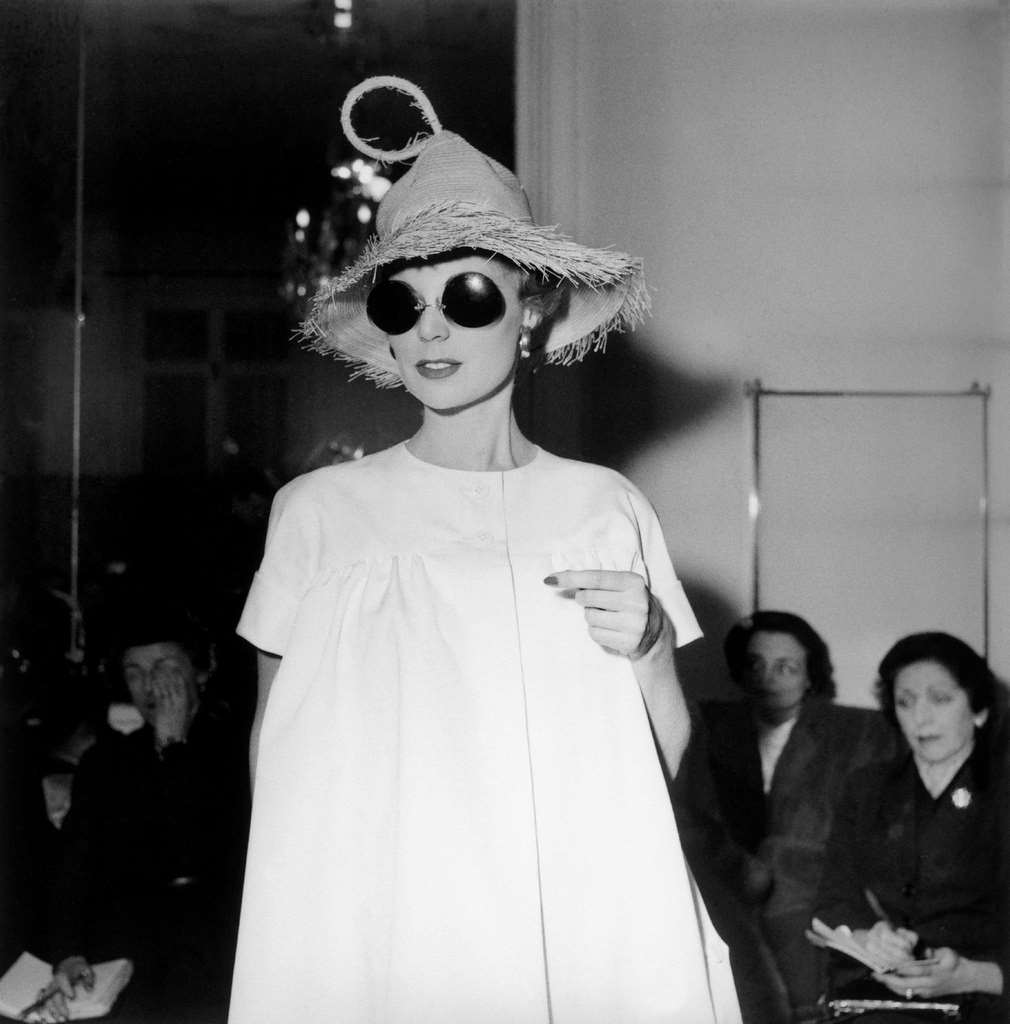 A model presenting an outfit from the new collection by fashion designer Jacques Fath, 1954