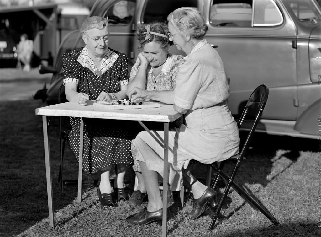 Guests at Sarasota Trailer Park playing Chinese Checkers, Sarasota, Florida, January 1941