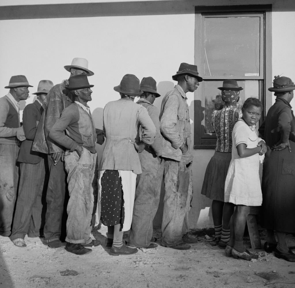 Migratory Workers waiting to Receive Supplies of Surplus Commodities, Belle Glade, Florida, January 1941