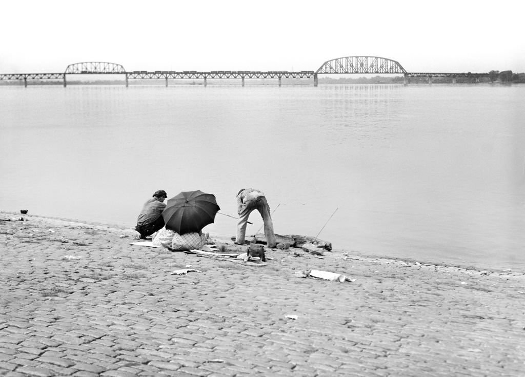 Fishing on Ohio River, Louisville, Kentucky, July 1940