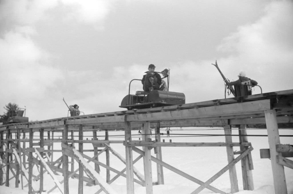 Group of People on Ski Lift, Cranmore Mountain, North Conway, New Hampshire, March 1940 .