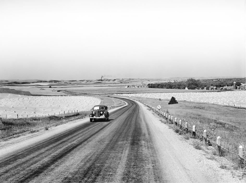 Highway and wheat fields near Minot, North Dakota, August 1941
