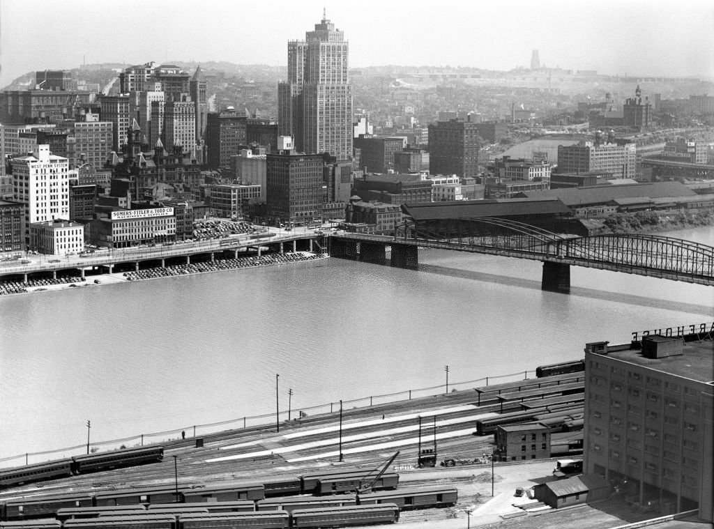Smithfield Street Bridge and Monongahela River with Cityscape in Background, Pittsburgh, Pennsylvania, August 1941