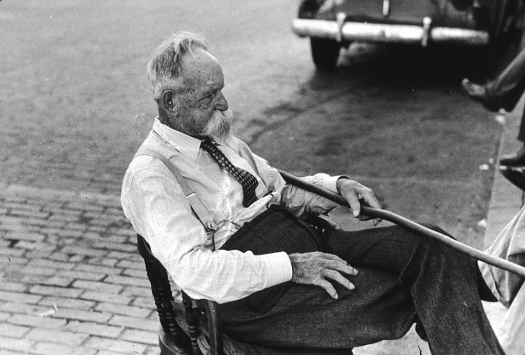 An old man sitting in front of the courthouse in Versailles, Kentucky, September 1940