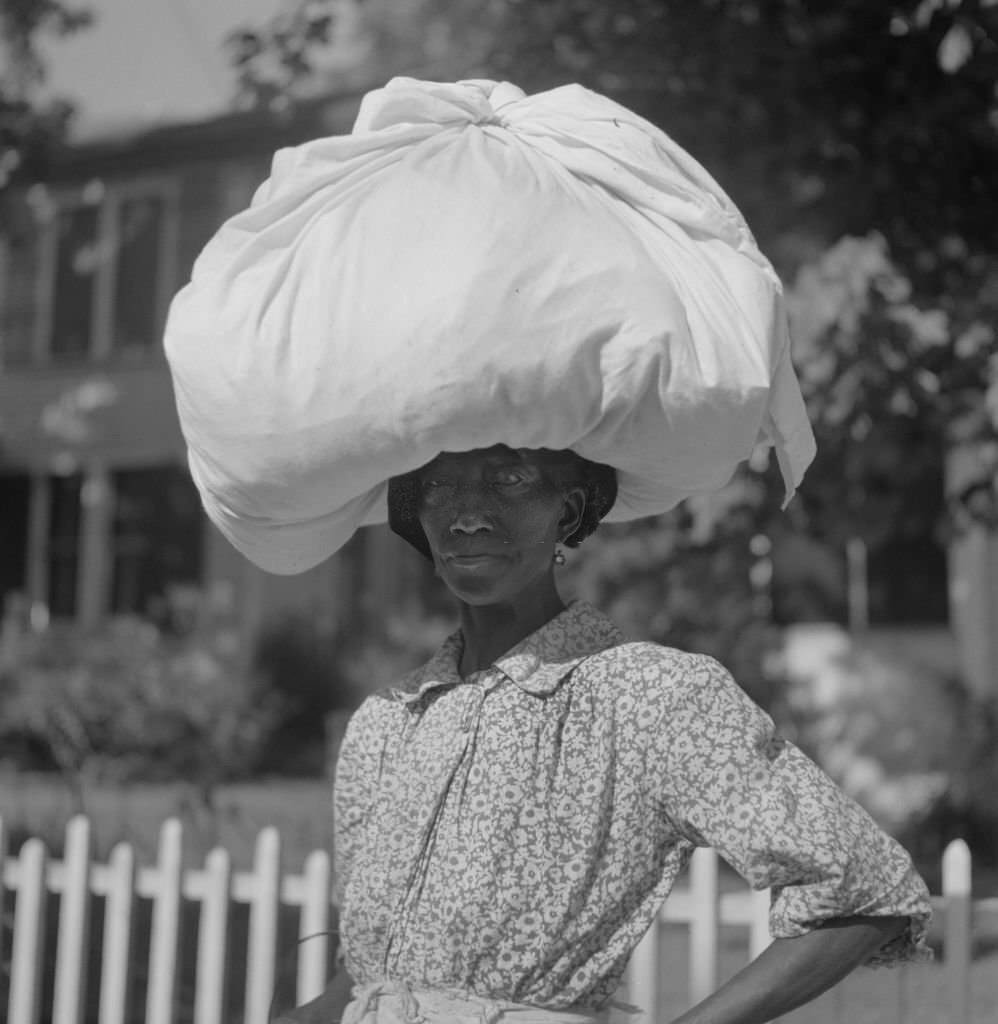 Woman Carrying Sack of Laundry on her Head, Natchez, Mississippi, August 1940