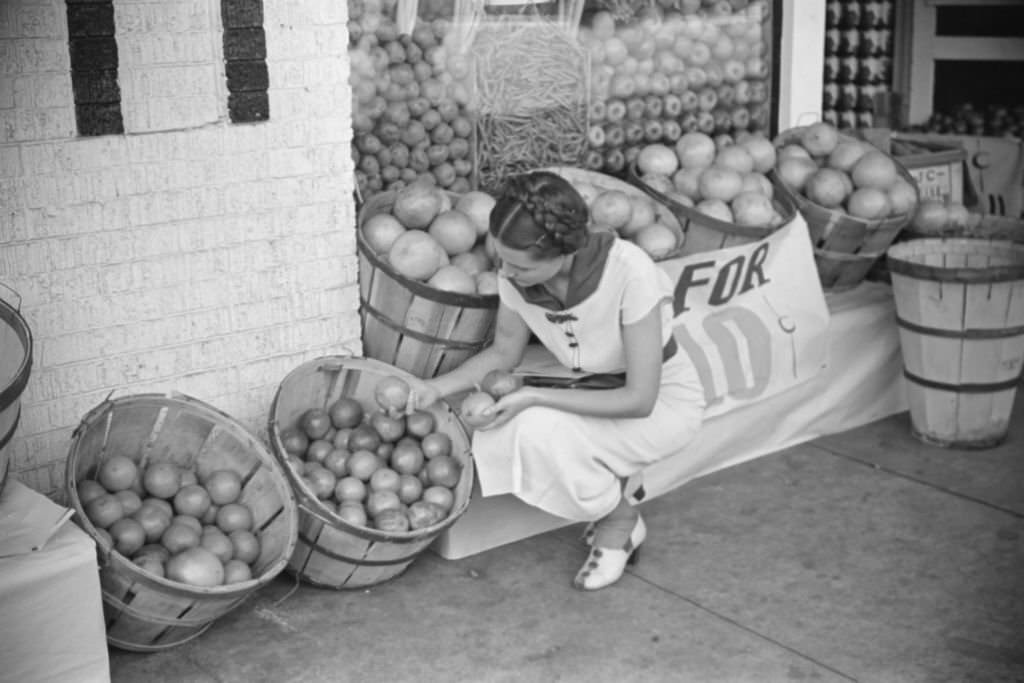 Woman Shopping at Grocery Store, Lakeland, Florida, 1939