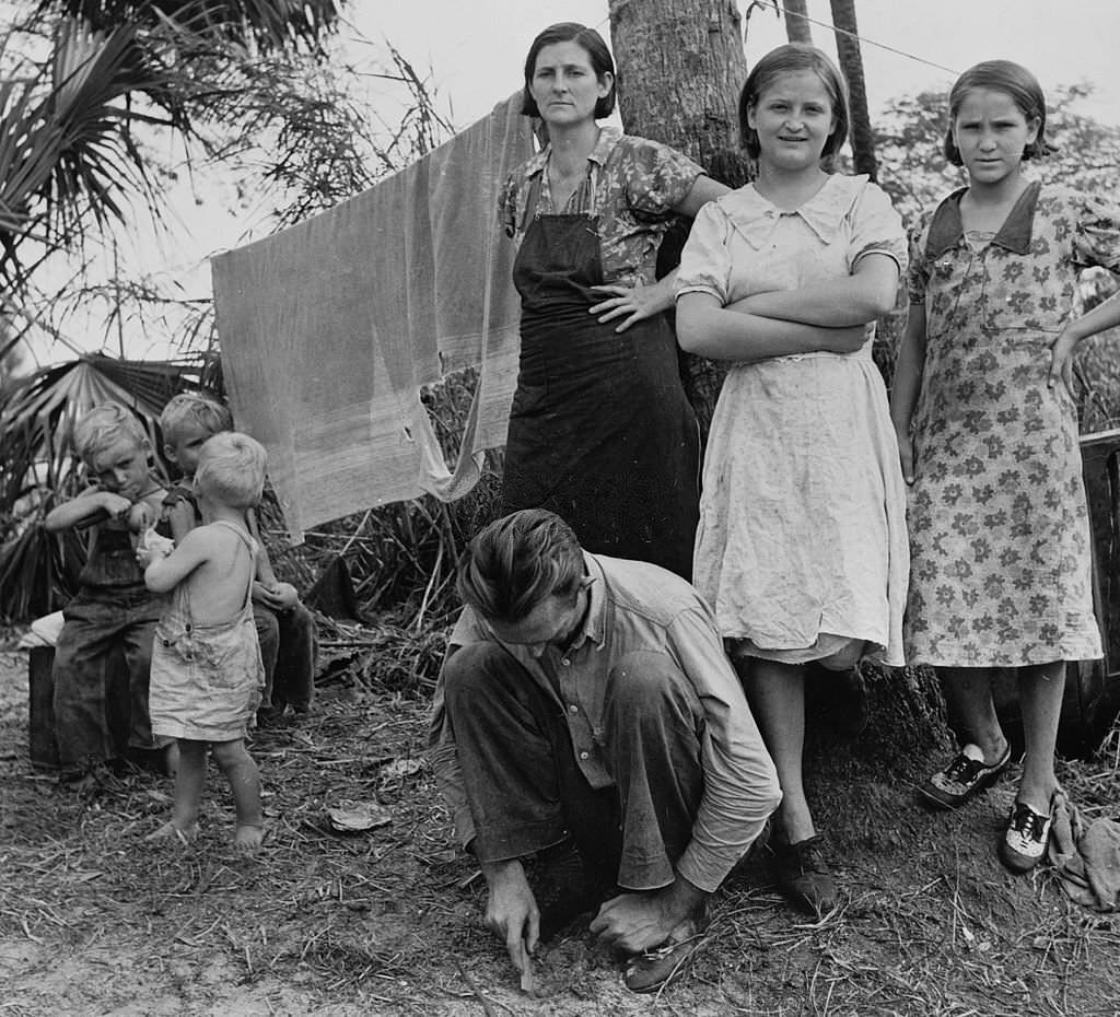 Migrant labourer's family, packing house workers. Canal Point, Florida, 1940