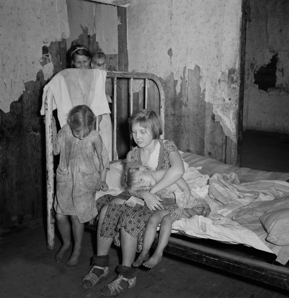 Coal Miner's Children in Bedroom, Pursglove, West Virginia, 1939