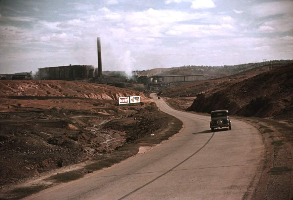 Copper mining and sulfuric acid plant, Copperhill, Tennessee, 1940