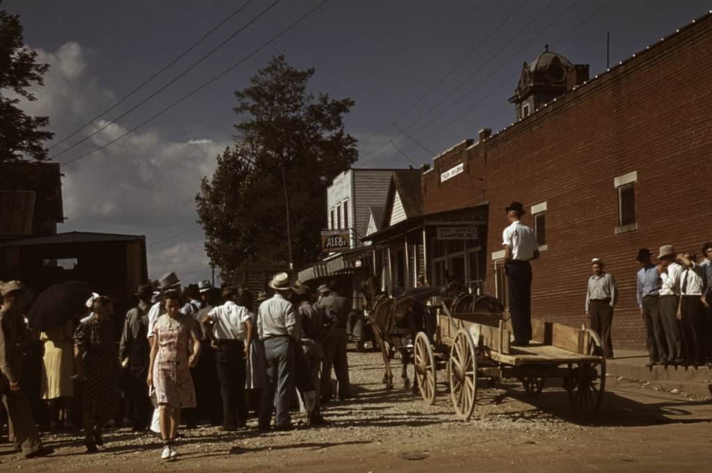 Farmers and townspeople in center of town on Court day, Campton, Kentucky, 1940