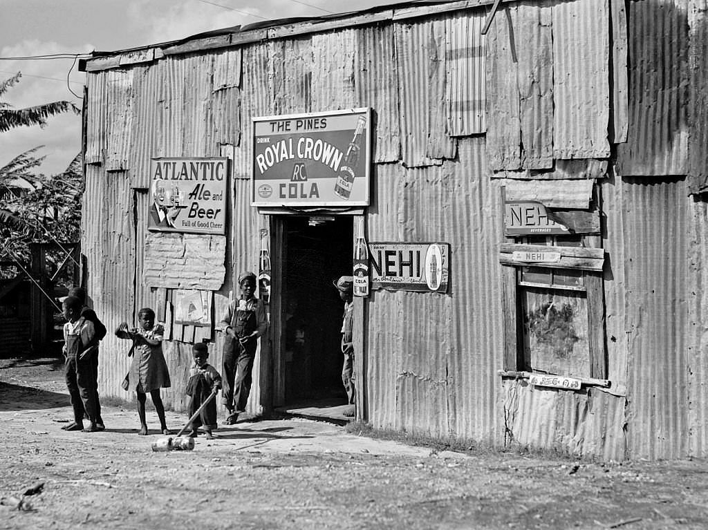 Living quarters, store, and juke joint, for migratory laborers near Canal Point, Florida, 1941