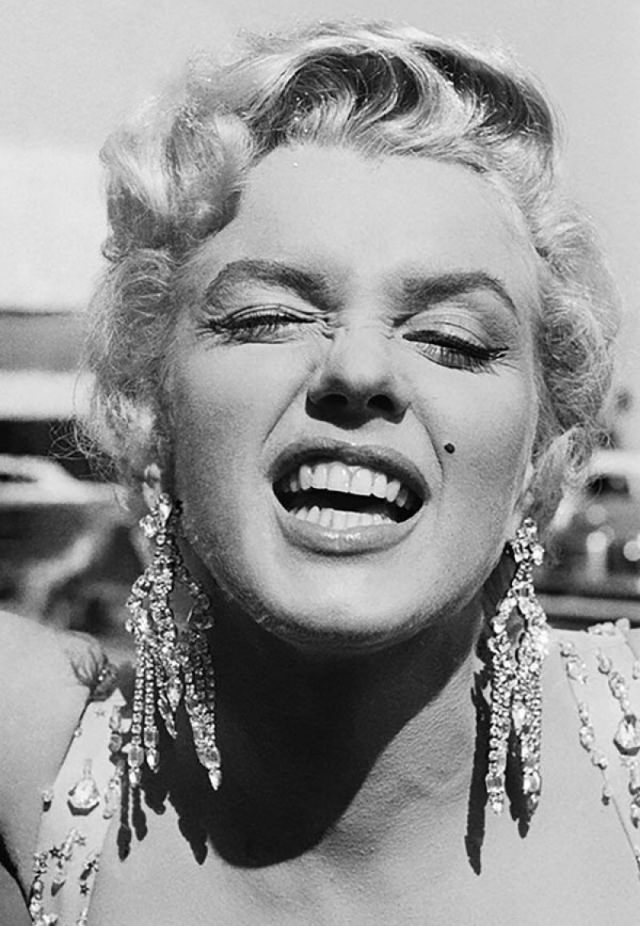 Goofy Photos of Marilyn Monroe making Funny Faces