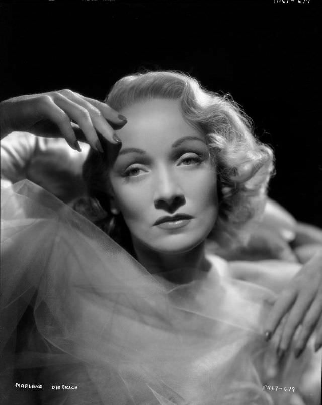 Gorgeous Photos of Marlene Dietrich from the Movie 'Desire (1936)'