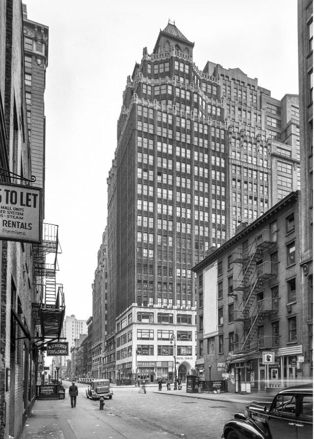 315 Seventh Avenue, New York City. (William Hohauser's 1920s skyscraper), October 8, 1939