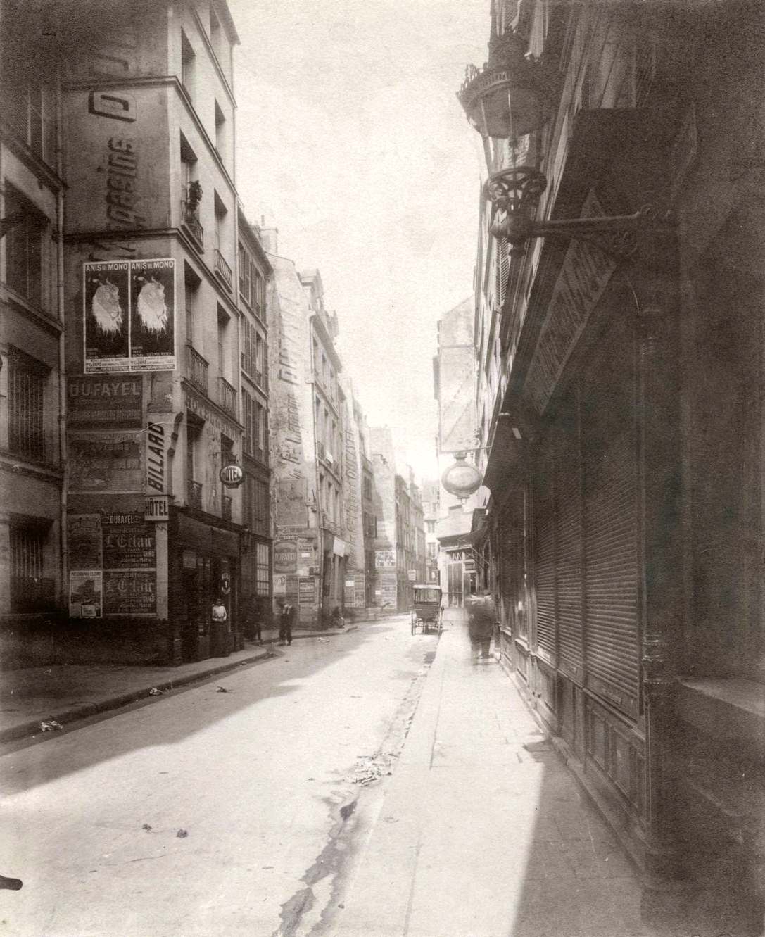 Atget, Paris, Rue Quincampoix, between Rue Rambuteau and Rue aux Ours, 1907
