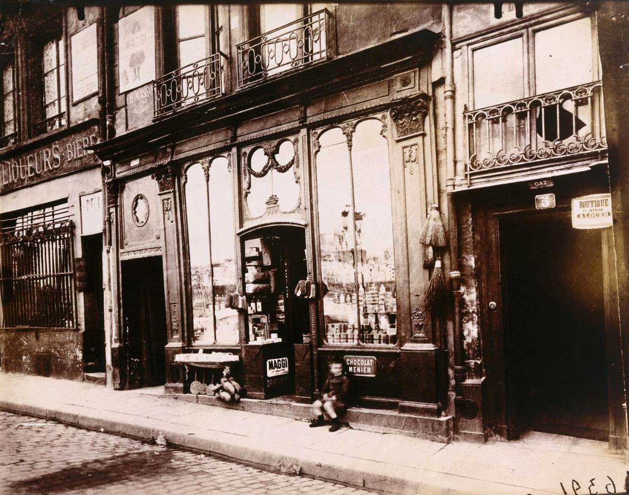 Shop front of 'Courone d'or,' Quai Bourbon, 1922