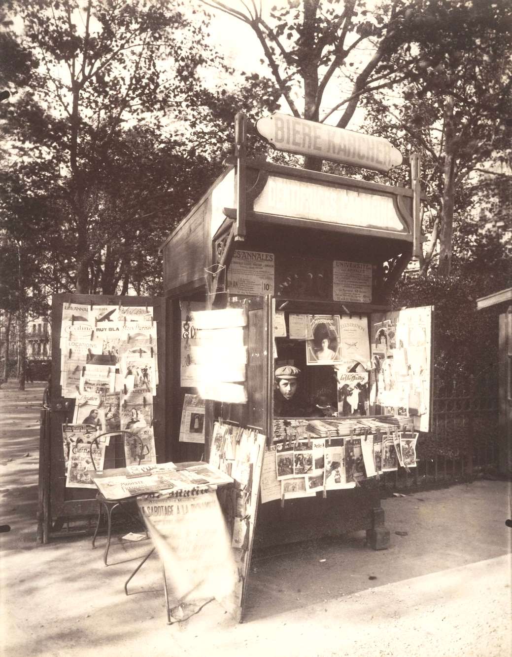 Boutique Journaux, Rue de Sevres, Paris, 1910