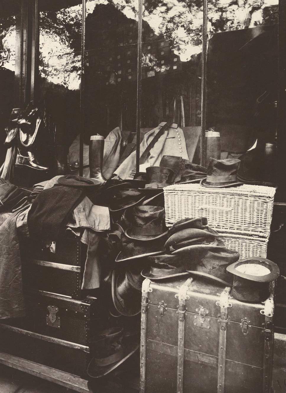 Boutique. Marche aux Halles, Paris, 1925